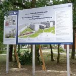 HWB Bauschild auf Alustützen in Hennigsdorf