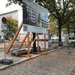 Sauthoff - Bauschild mit Holzkostruktion und Ballastierung in Berlin